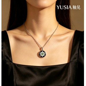 YUSIA 釉见 波普撞色雏菊圆牌吊坠项链
