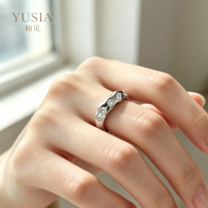 YUSIA 釉见 起伏曲面错落几何碎锆石通勤戒指