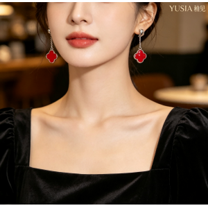 YUSIA 釉见 灵动细链红釉四叶草轻奢耳饰