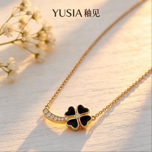 YUSIA 釉见 心瓣四叶草弧形轻奢项链