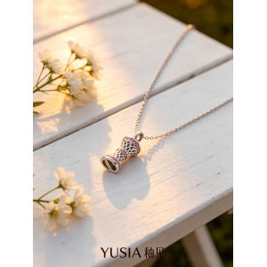 YUSIA 釉见 菱纹镂空小蛮腰轻奢吊坠项链