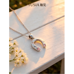 YUSIA 釉见 顺遂好运棱角马蹄吊坠项链