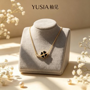 YUSIA 釉见 心瓣四叶草弧形轻奢项链