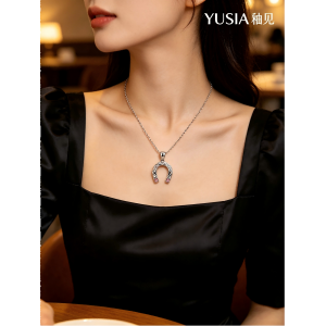 YUSIA 釉见 顺遂好运棱角马蹄吊坠项链
