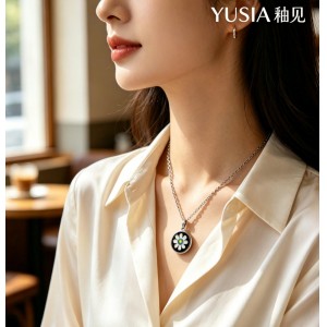 YUSIA 釉见 波普撞色雏菊圆牌吊坠项链