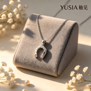YUSIA 釉见 顺遂好运棱角马蹄吊坠项链