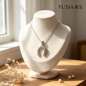 YUSIA 釉见 顺遂好运棱角马蹄吊坠项链