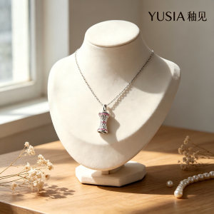 YUSIA 釉见 菱纹镂空小蛮腰轻奢吊坠项链