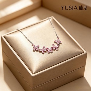 YUSIA 釉见 五蝶排微笑锆石轻奢项链